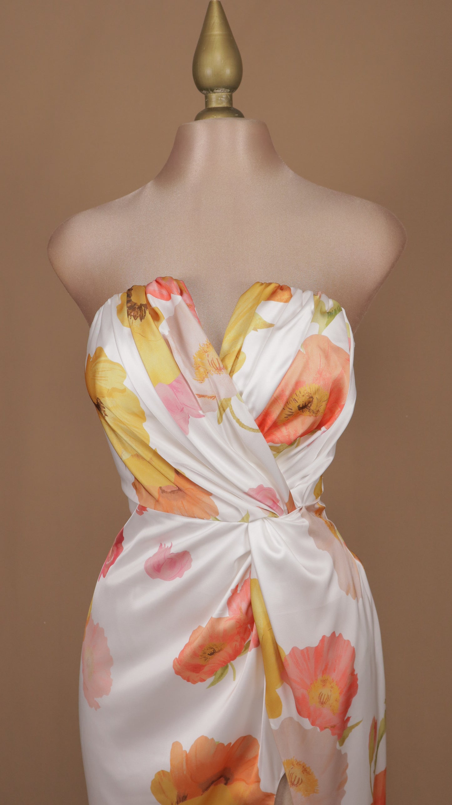 Vestido largo estraple con estampado y abertura en pierna