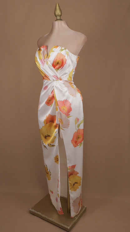Vestido largo estraple con estampado y abertura en pierna