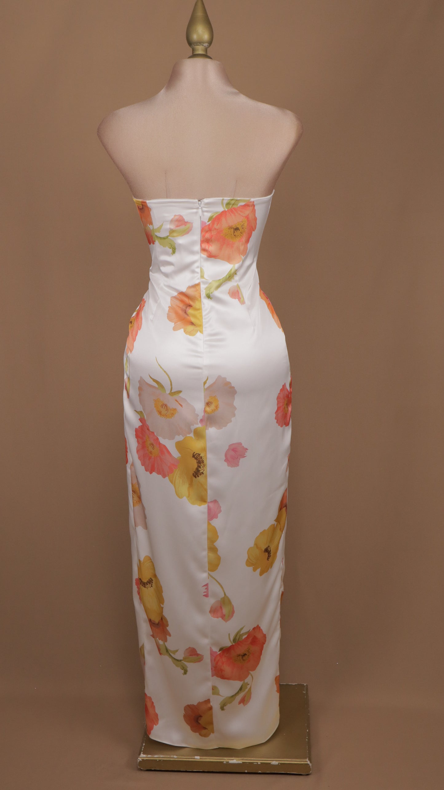 Vestido largo estraple con estampado y abertura en pierna