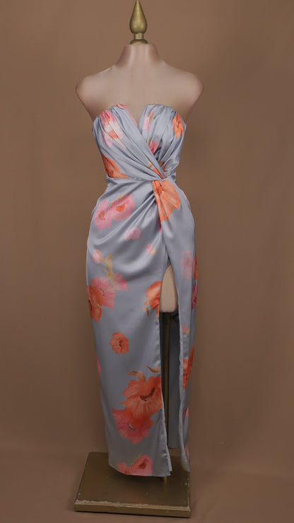 Vestido largo estraple con estampado y abertura en pierna