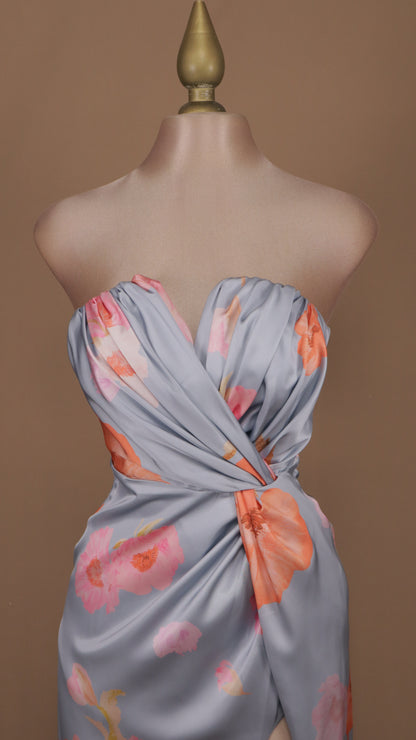 Vestido largo estraple con estampado y abertura en pierna