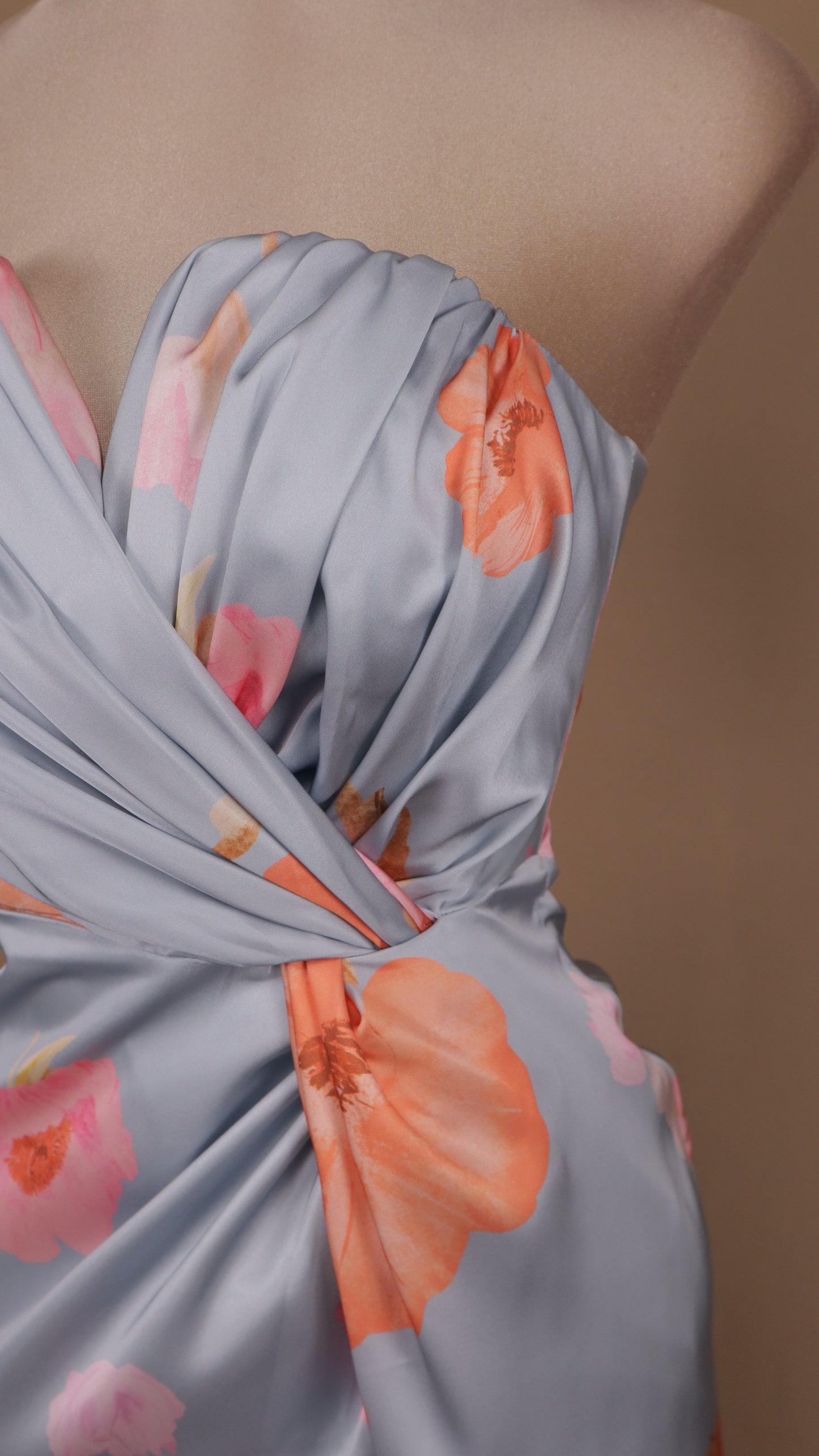 Vestido largo estraple con estampado y abertura en pierna