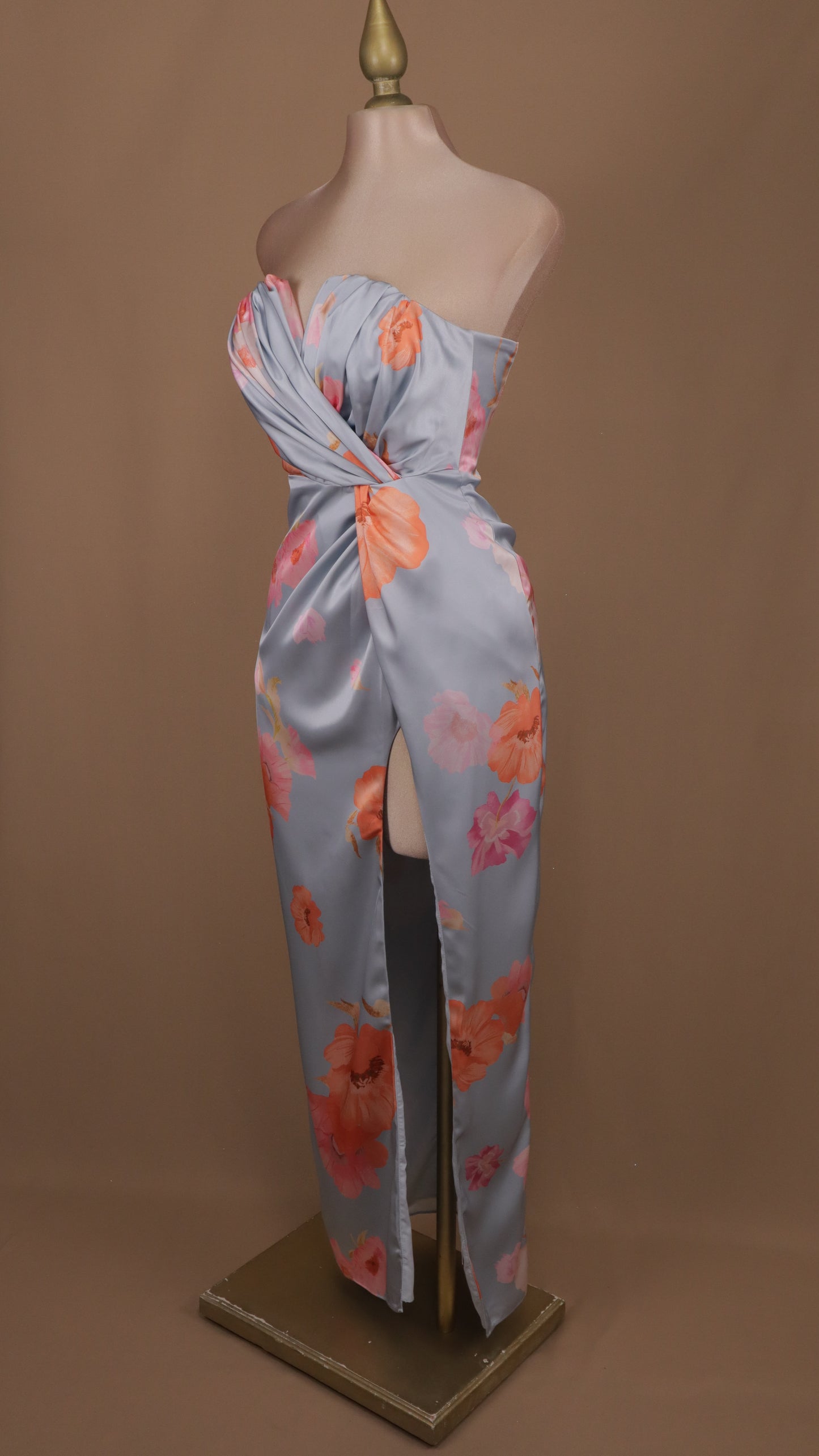 Vestido largo estraple con estampado y abertura en pierna