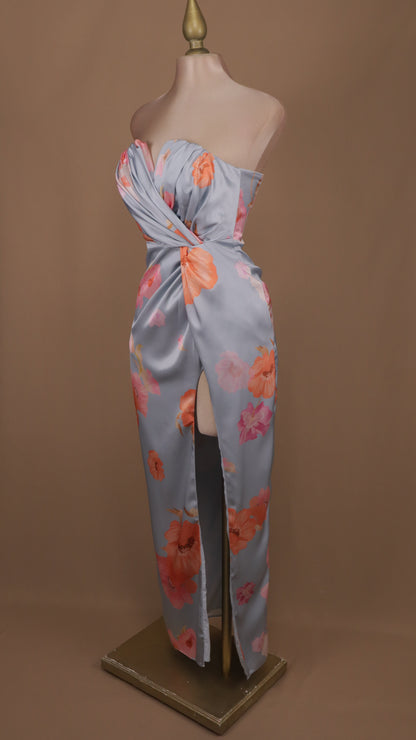 Vestido largo estraple con estampado y abertura en pierna