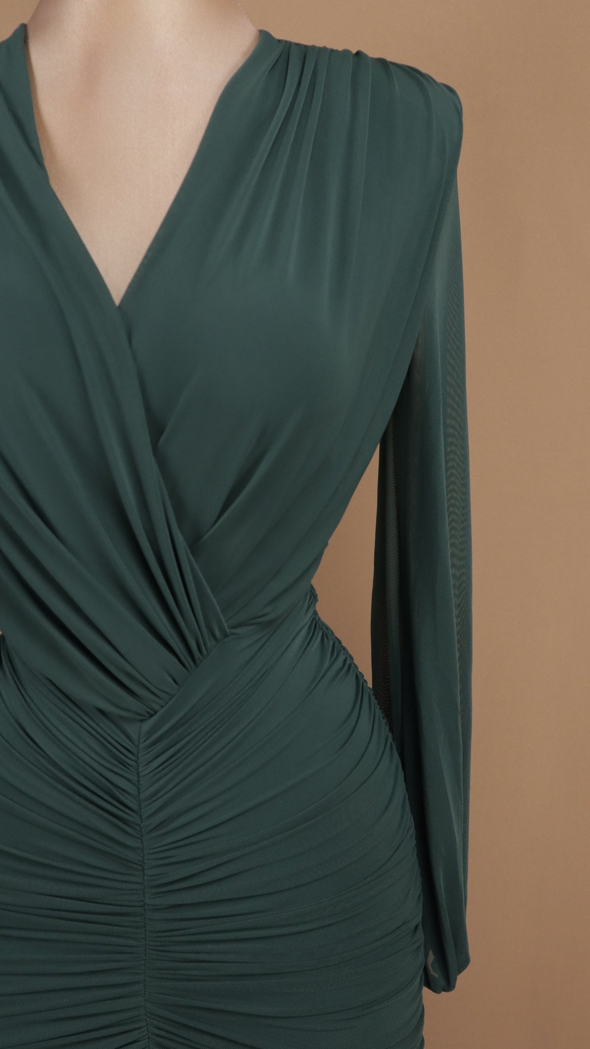 Vestido maxi de licra con drapeado cruzado y efecto sirena