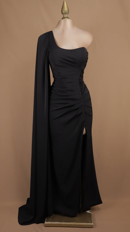 Vestido de gala largo de un solo hombro con estola drapeada y pedrería.