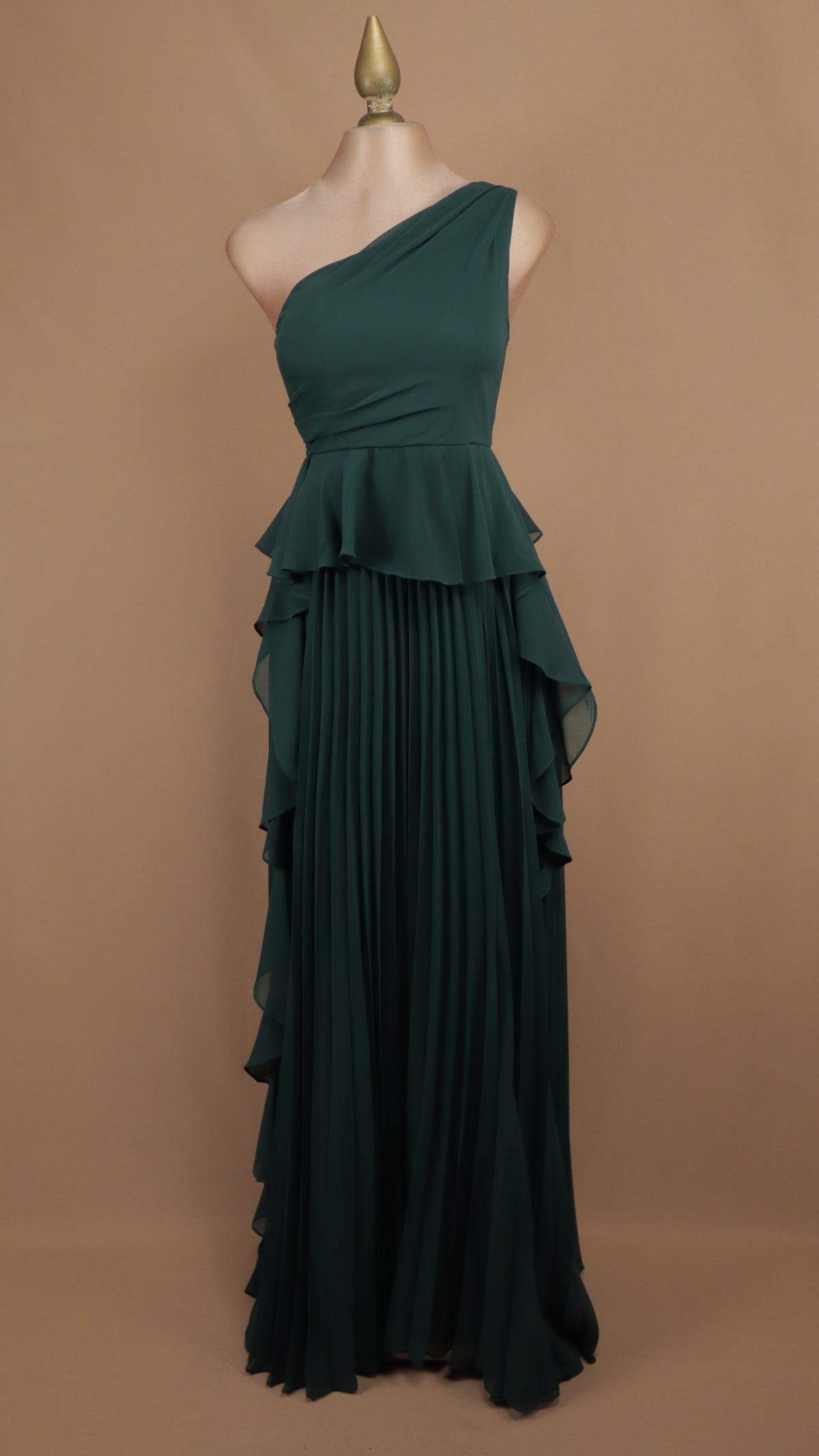 Vestido largo de gala asimétrico con falda plisada y peplum en capas