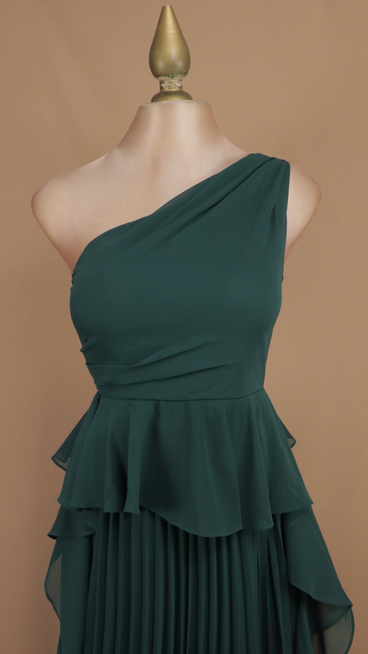 Vestido largo de gala asimétrico con falda plisada y peplum en capas