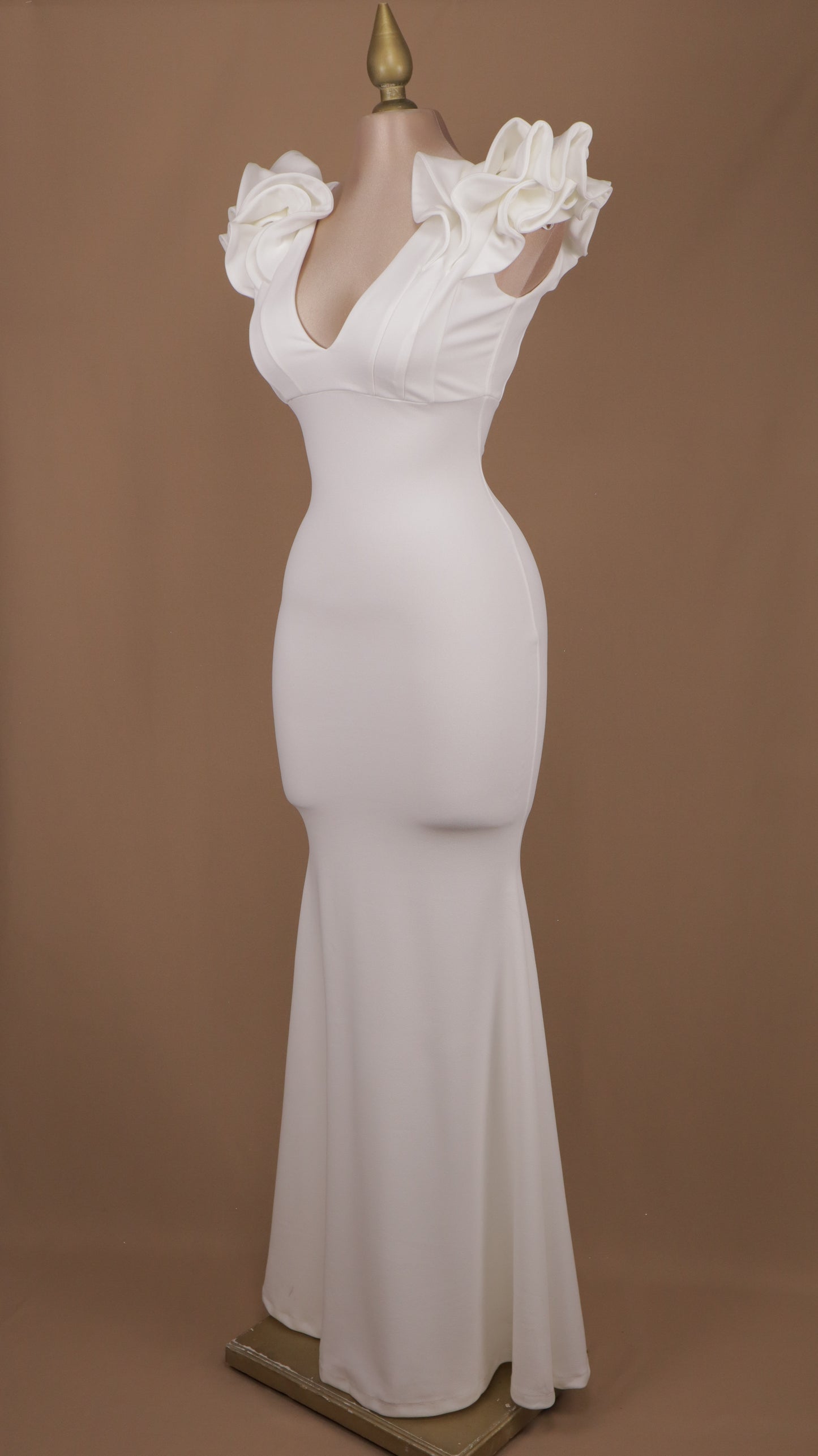 Vestido largo corte sirena con escarola