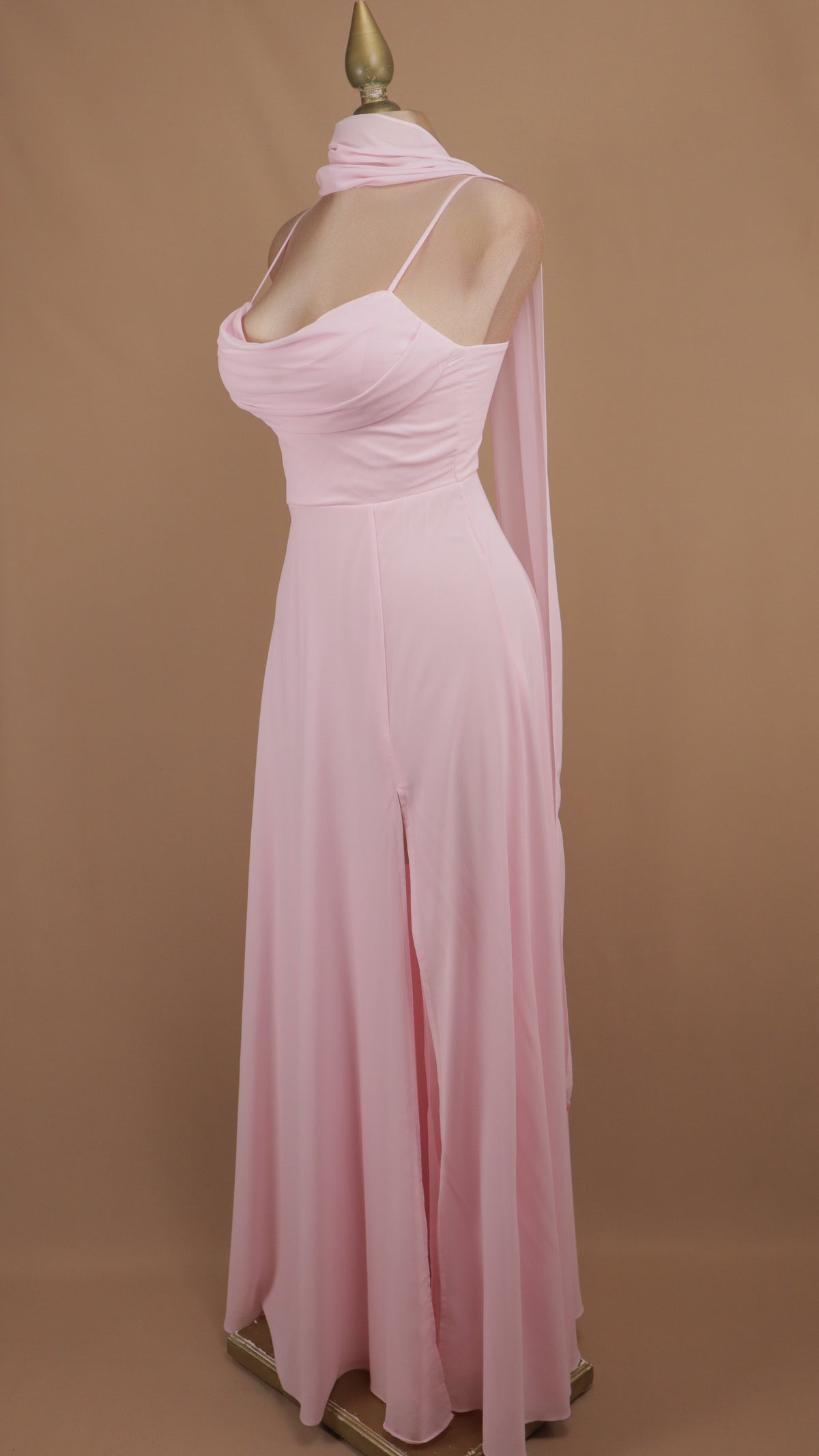 Vestido maxi de gala con escote drapeado, abertura y fular a juego
