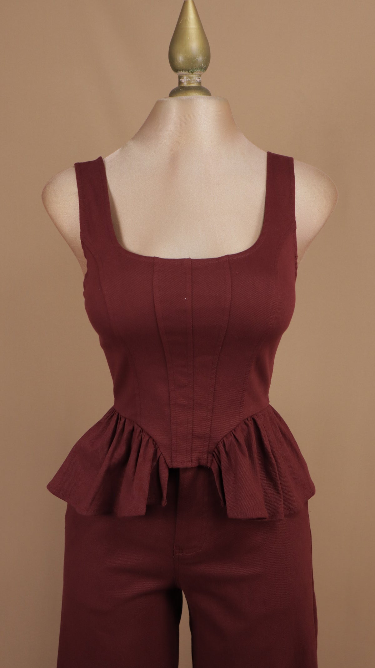 Conjunto de dos piezas de top estilo peplum y pantalón de pierna ancha