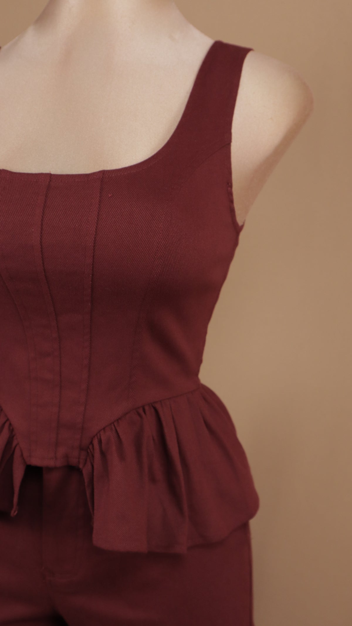 Conjunto de dos piezas de top estilo peplum y pantalón de pierna ancha