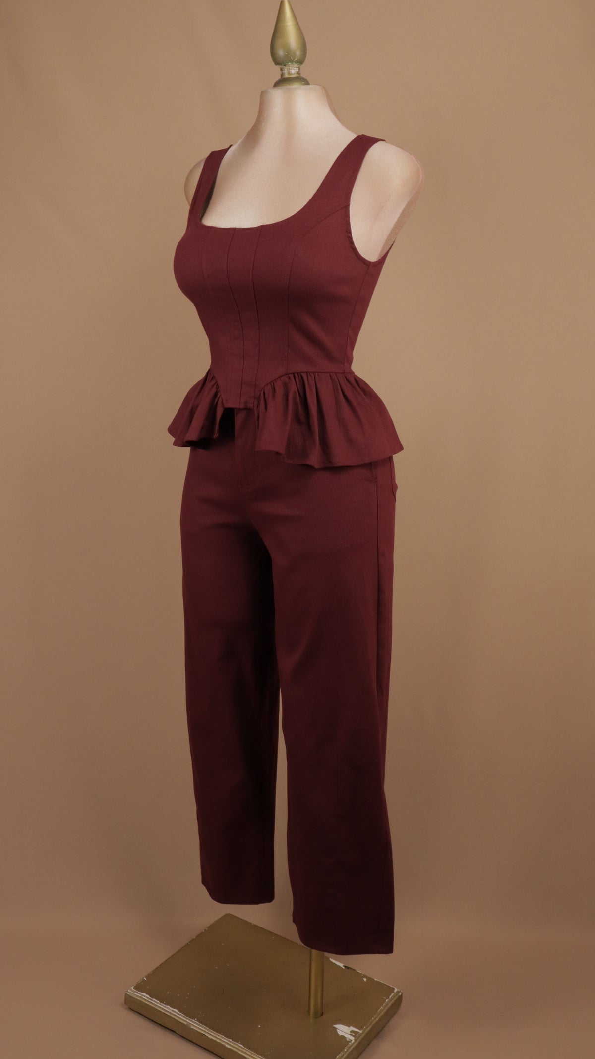 Conjunto de dos piezas de top estilo peplum y pantalón de pierna ancha