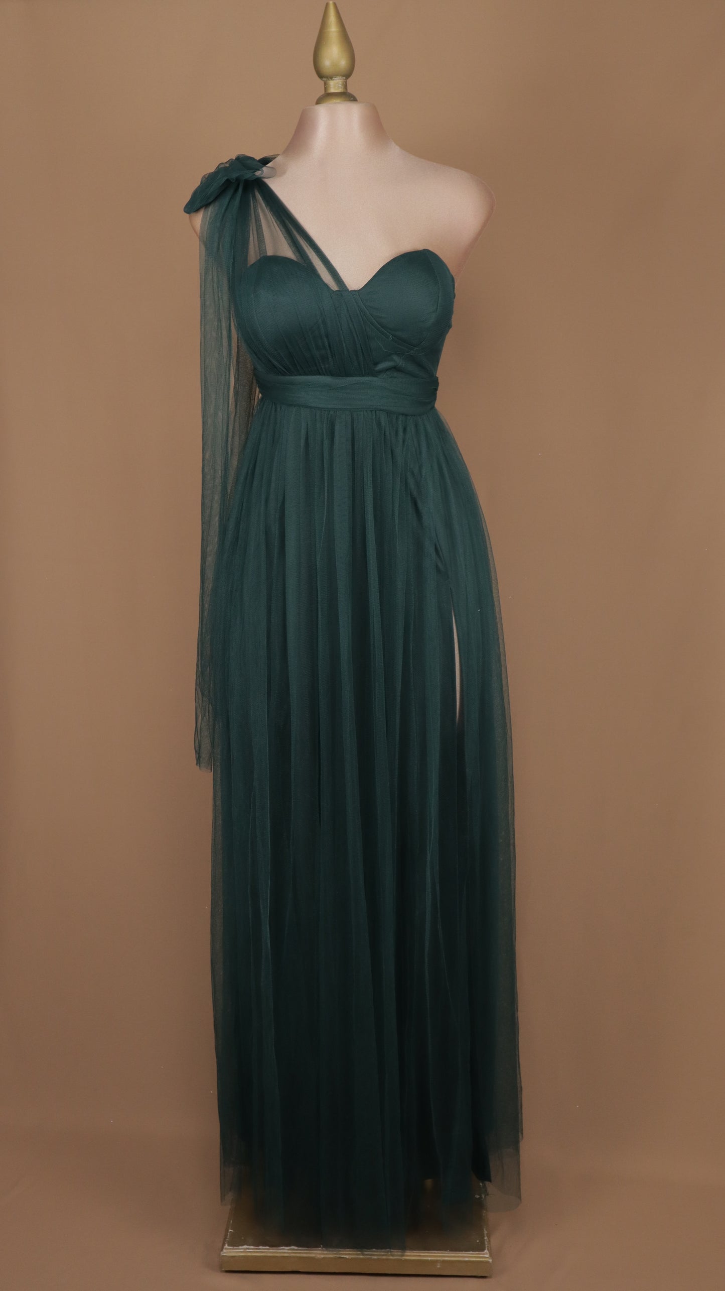 Vestido largo escote asimétrico de tull