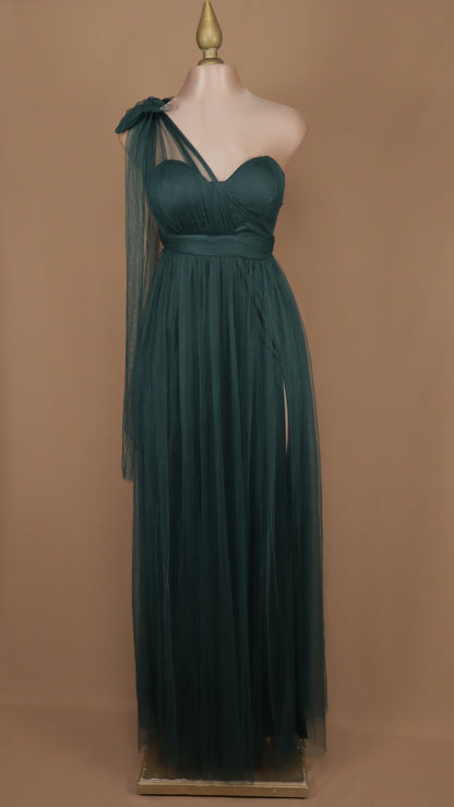 Vestido largo escote asimétrico de tull