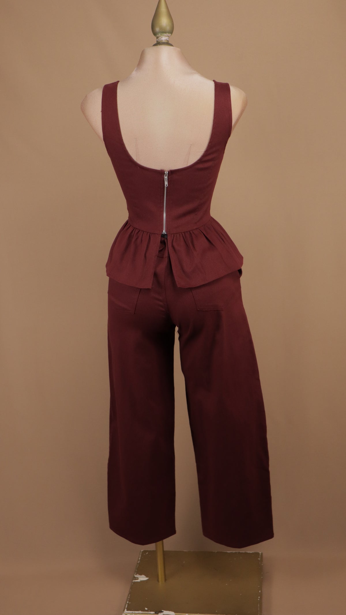 Conjunto de dos piezas de top estilo peplum y pantalón de pierna ancha