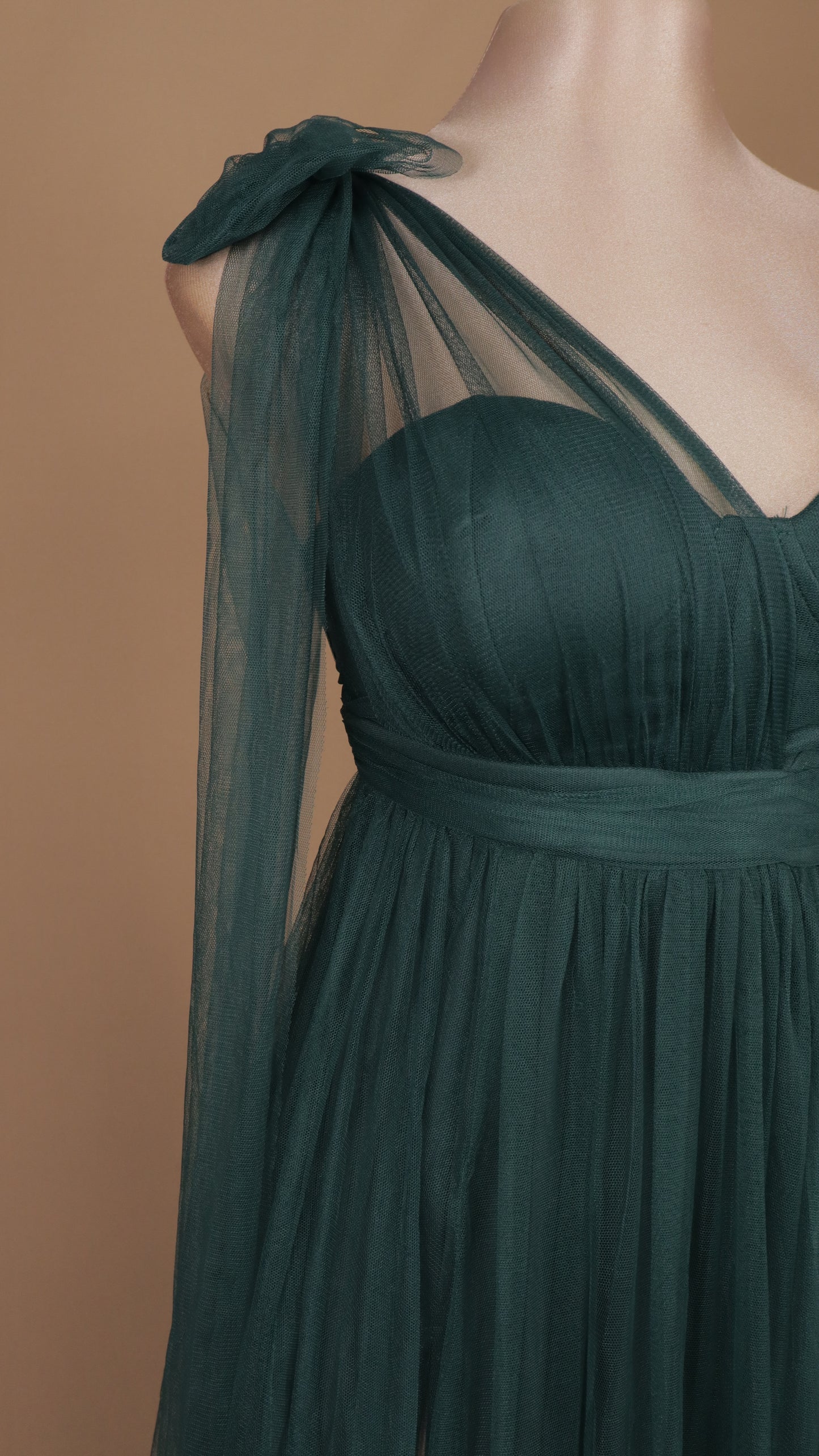 Vestido largo escote asimétrico de tull