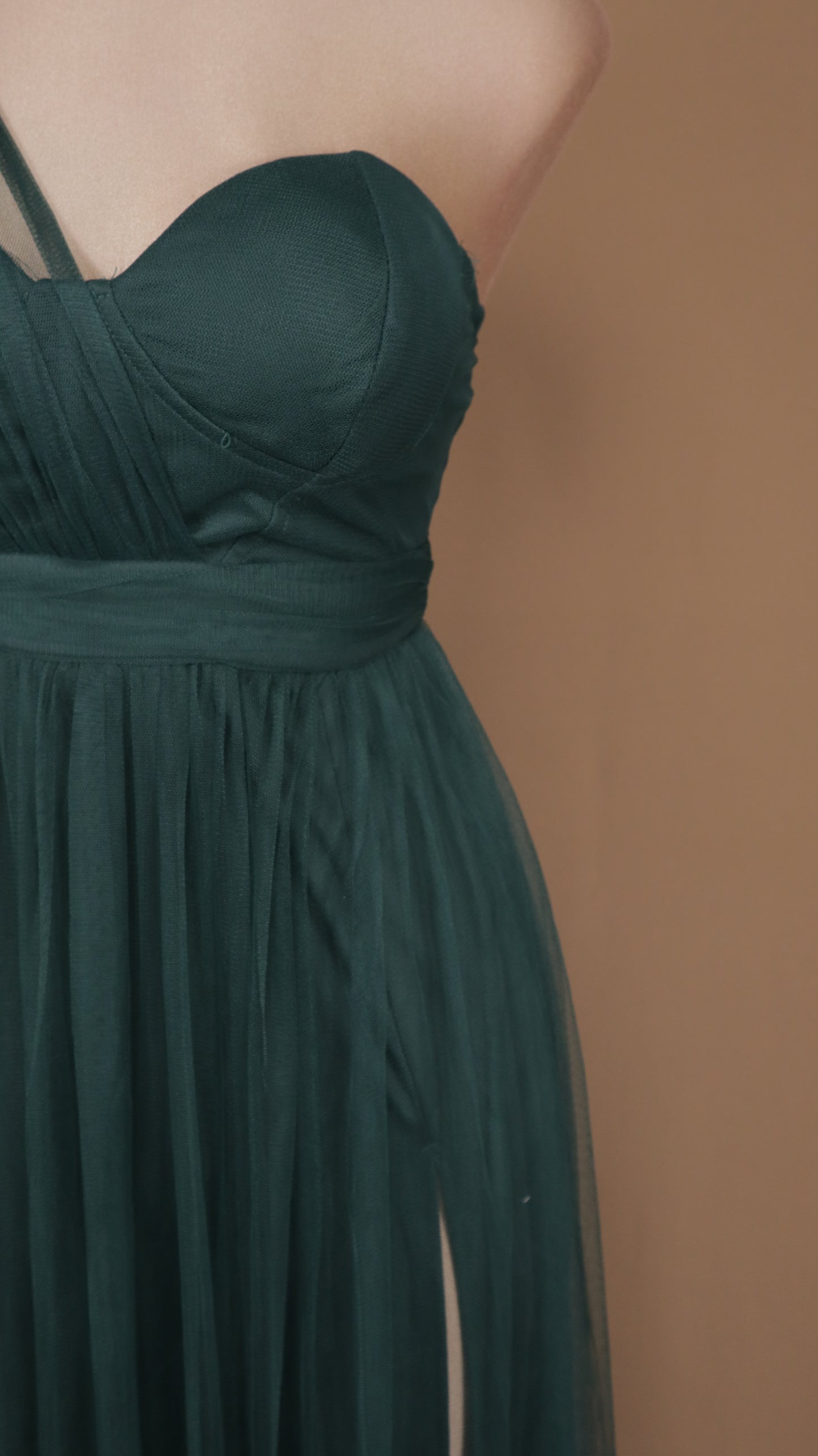 Vestido largo escote asimétrico de tull