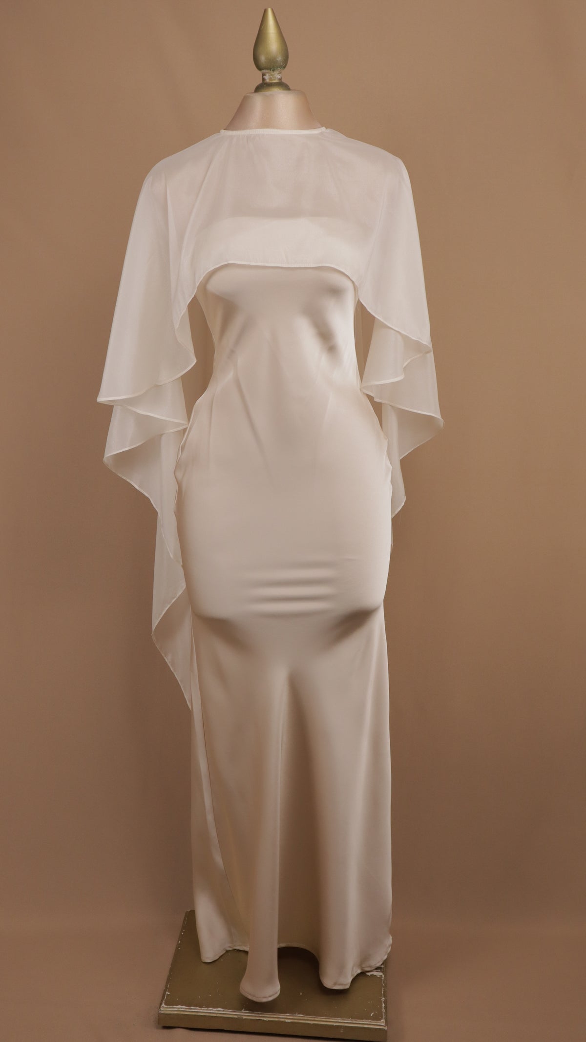 Vestido largo satinado con capa de chiffon