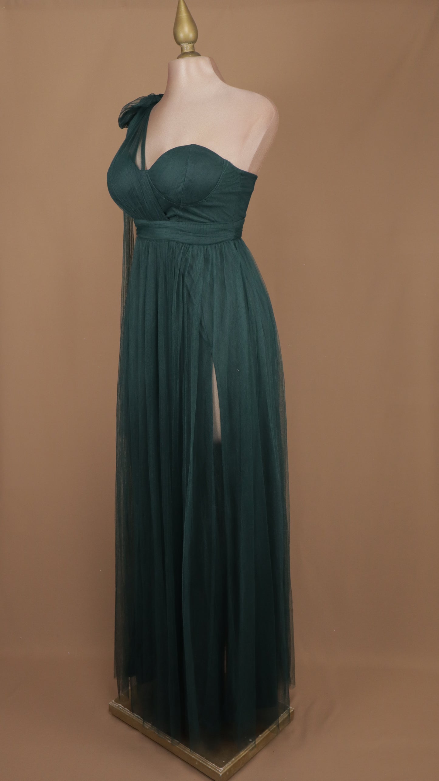 Vestido largo escote asimétrico de tull