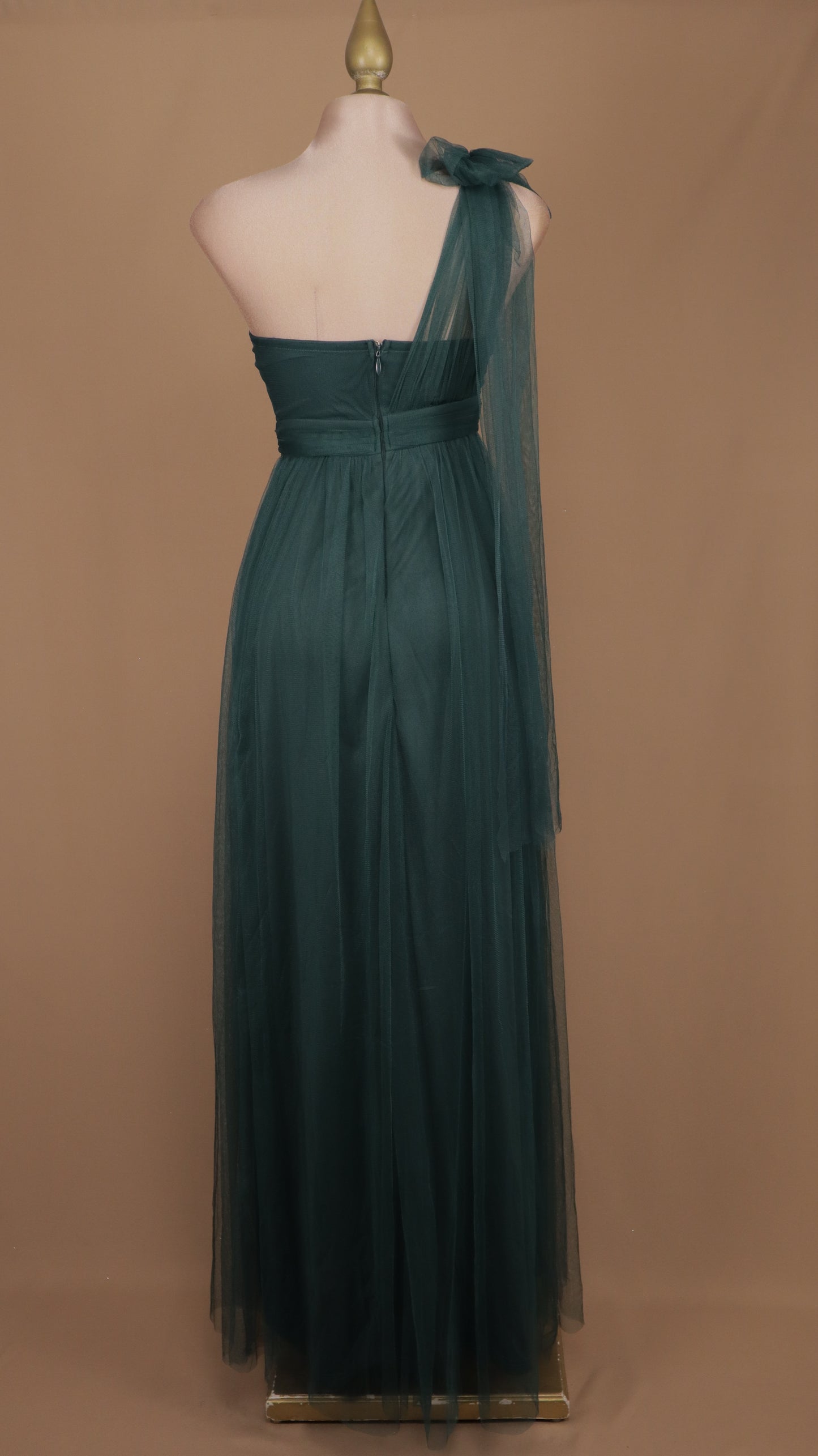Vestido largo escote asimétrico de tull