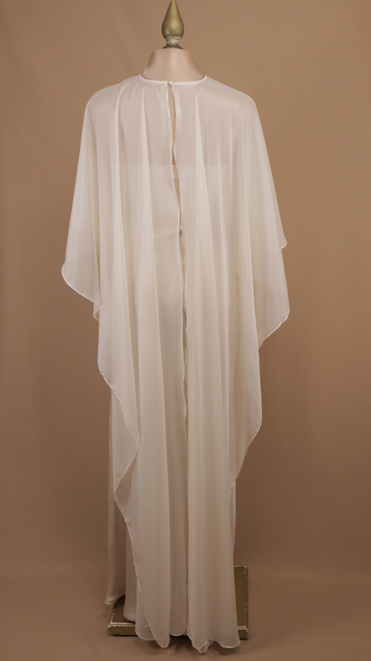 Vestido largo satinado con capa de chiffon