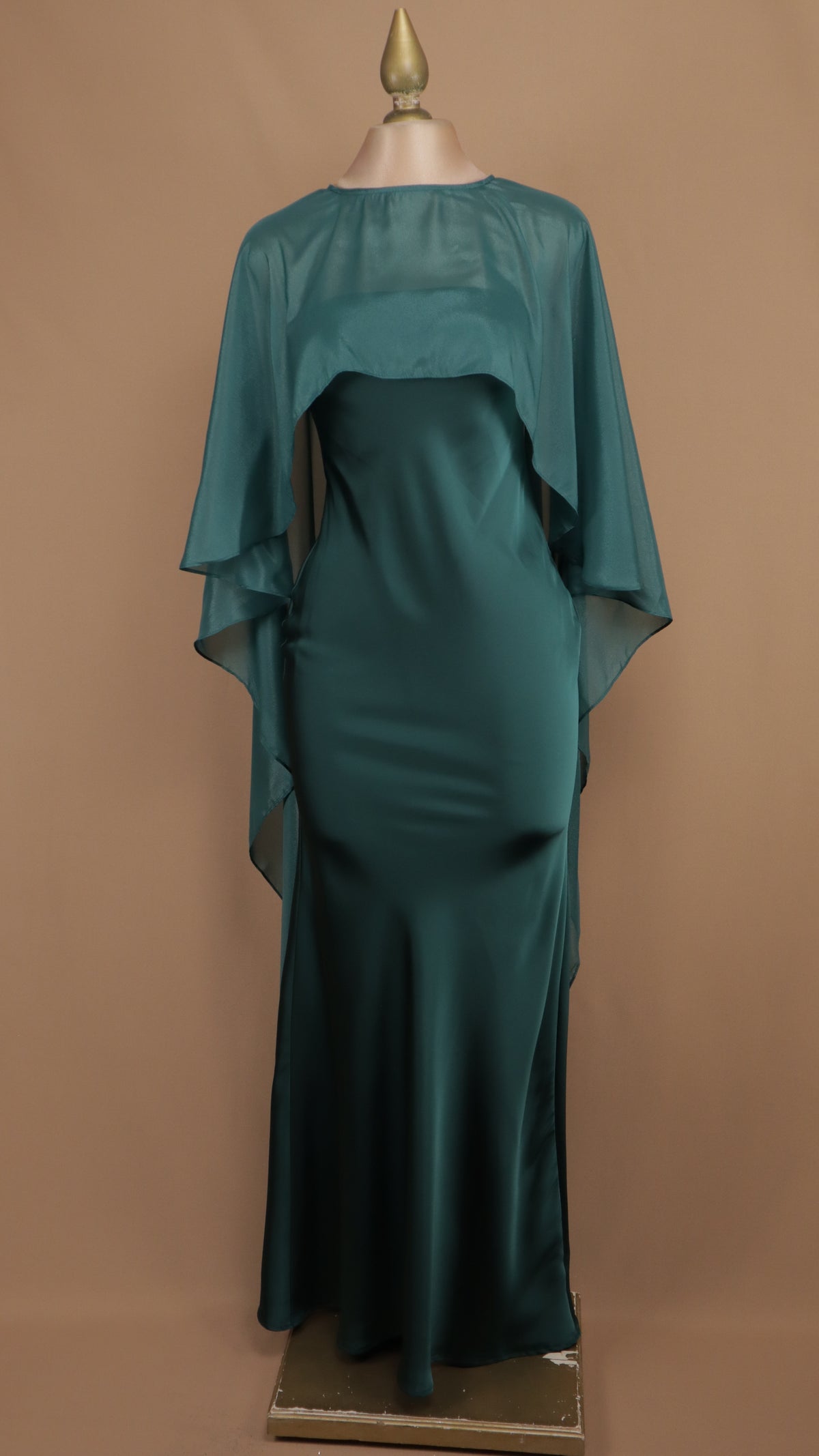 Vestido largo satinado con capa de chiffon