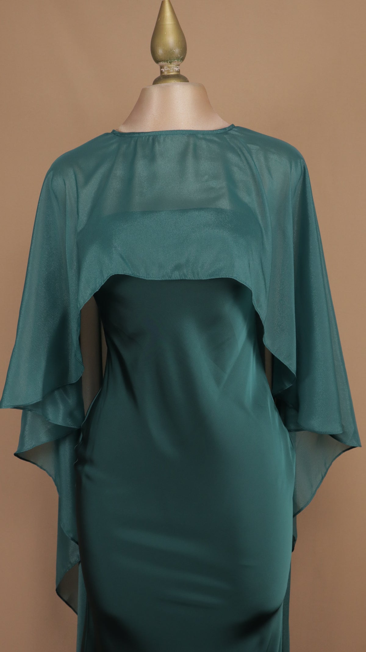 Vestido largo satinado con capa de chiffon