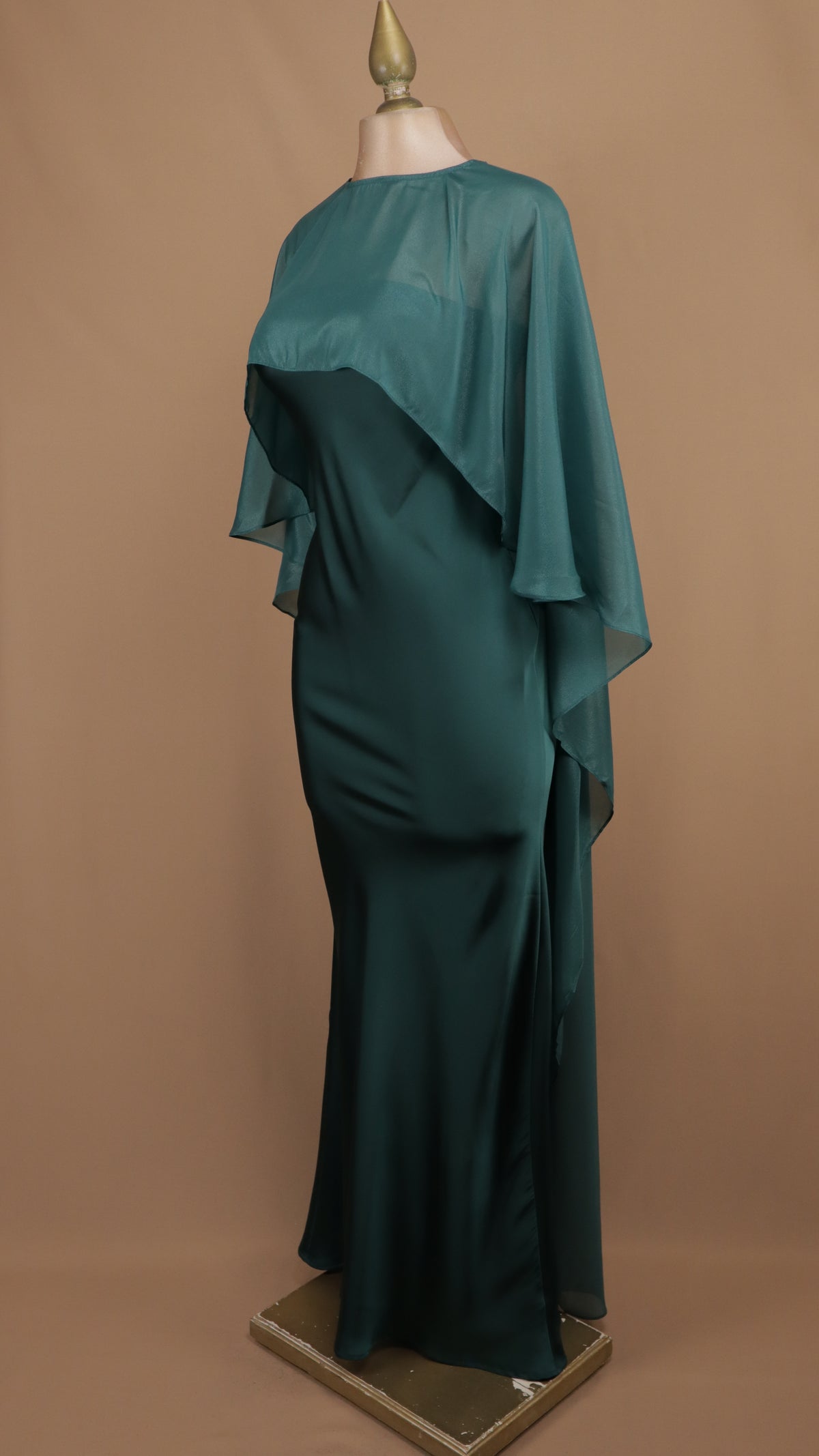 Vestido largo satinado con capa de chiffon