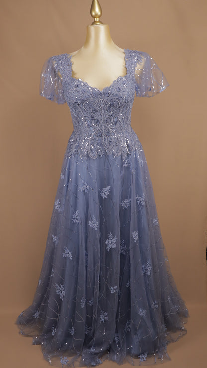 Vestido de gala de línea A en tul con parte superior de encaje bordado y pedrería