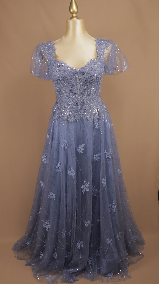 Vestido de gala de línea A en tul con parte superior de encaje bordado y pedrería