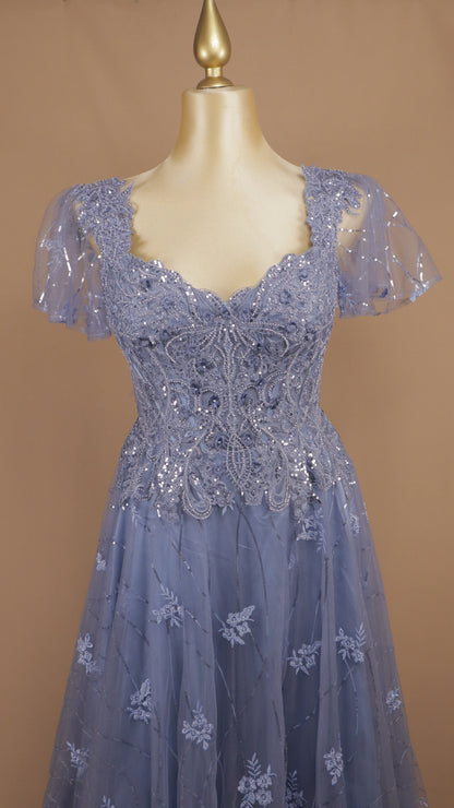 Vestido de gala de línea A en tul con parte superior de encaje bordado y pedrería
