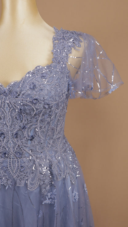 Vestido de gala de línea A en tul con parte superior de encaje bordado y pedrería