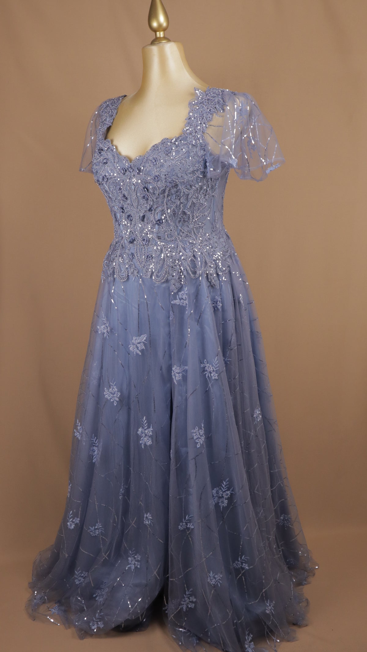 Vestido de gala de línea A en tul con parte superior de encaje bordado y pedrería