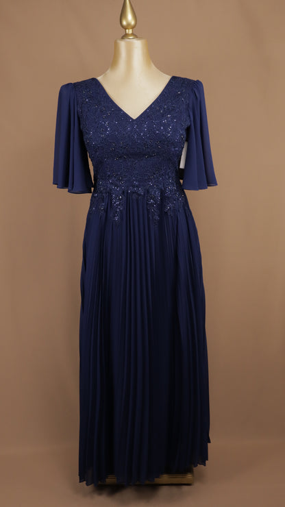 Vestido de noche en gasa plisada con encaje, bordado y mangas campanilla
