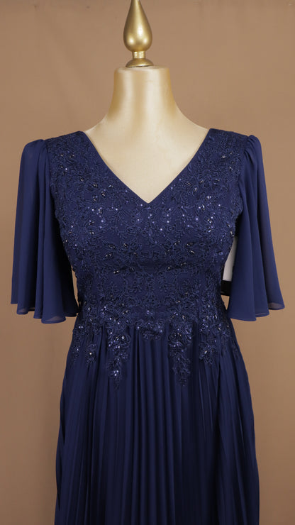 Vestido de noche en gasa plisada con encaje, bordado y mangas campanilla