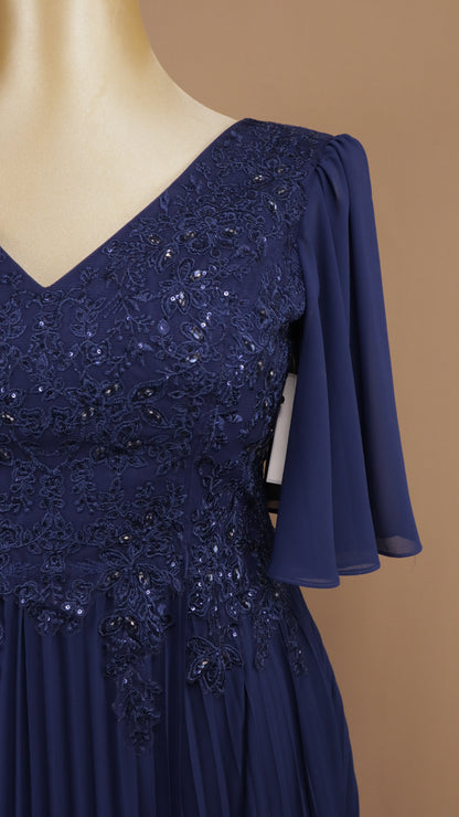 Vestido de noche en gasa plisada con encaje, bordado y mangas campanilla