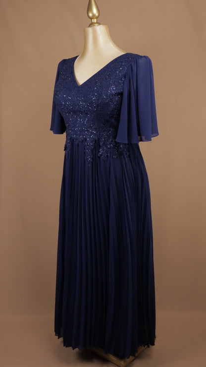 Vestido de noche en gasa plisada con encaje, bordado y mangas campanilla