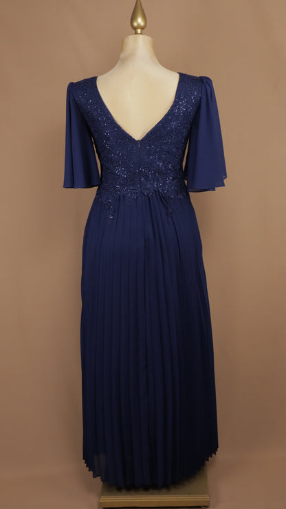 Vestido de noche en gasa plisada con encaje, bordado y mangas campanilla