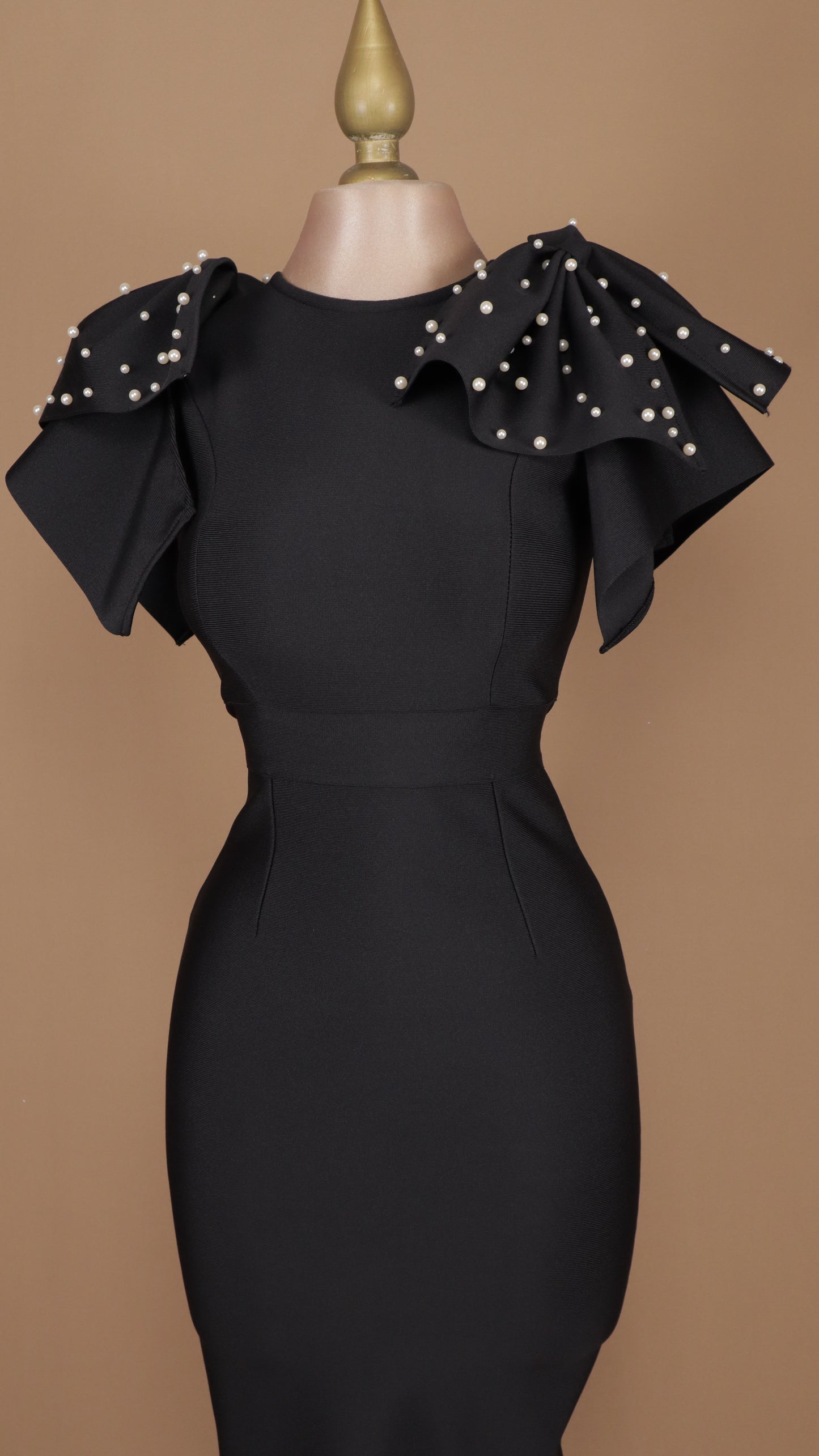 Vestido midi de bandage con perlas en hombros