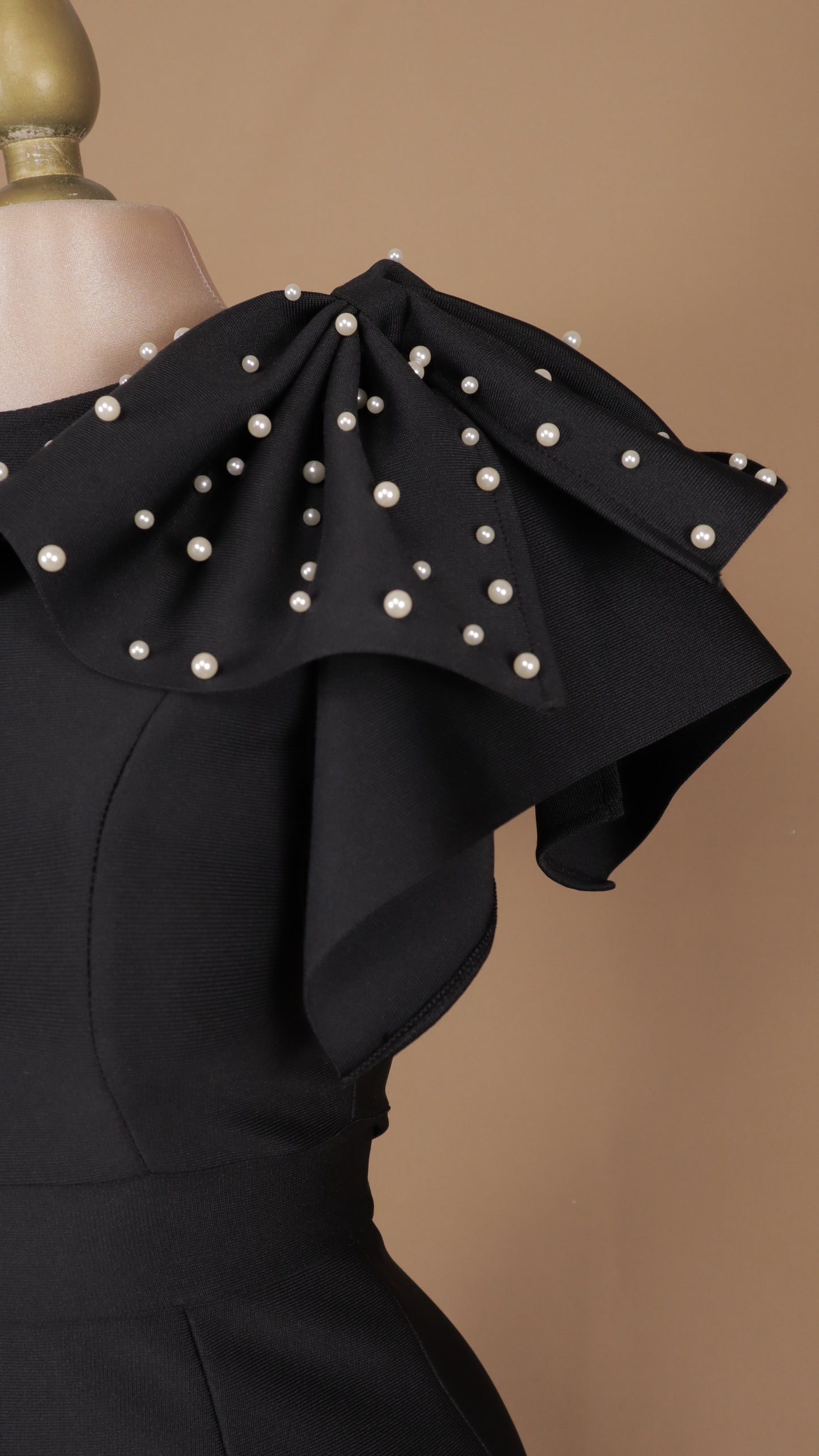 Vestido midi de bandage con perlas en hombros