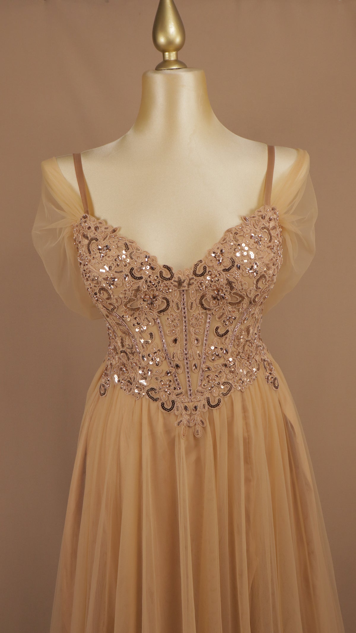 Vestido de gala plus de línea A romántico en tul de corsé bordado y mangas caídas