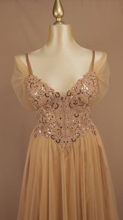 Vestido de gala plus de línea A romántico en tul de corsé bordado y mangas caídas