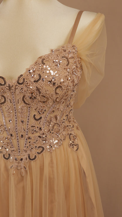 Vestido de gala plus de línea A romántico en tul de corsé bordado y mangas caídas
