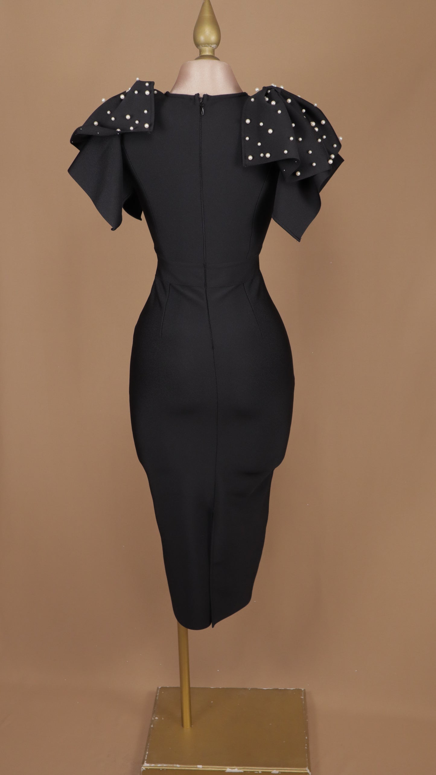 Vestido midi de bandage con perlas en hombros