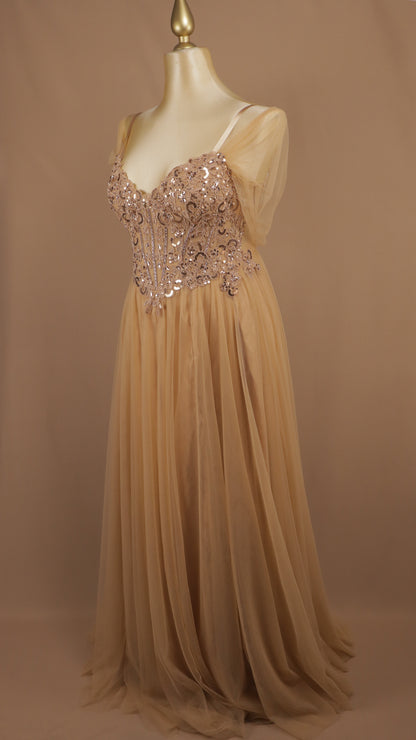 Vestido de gala plus de línea A romántico en tul de corsé bordado y mangas caídas