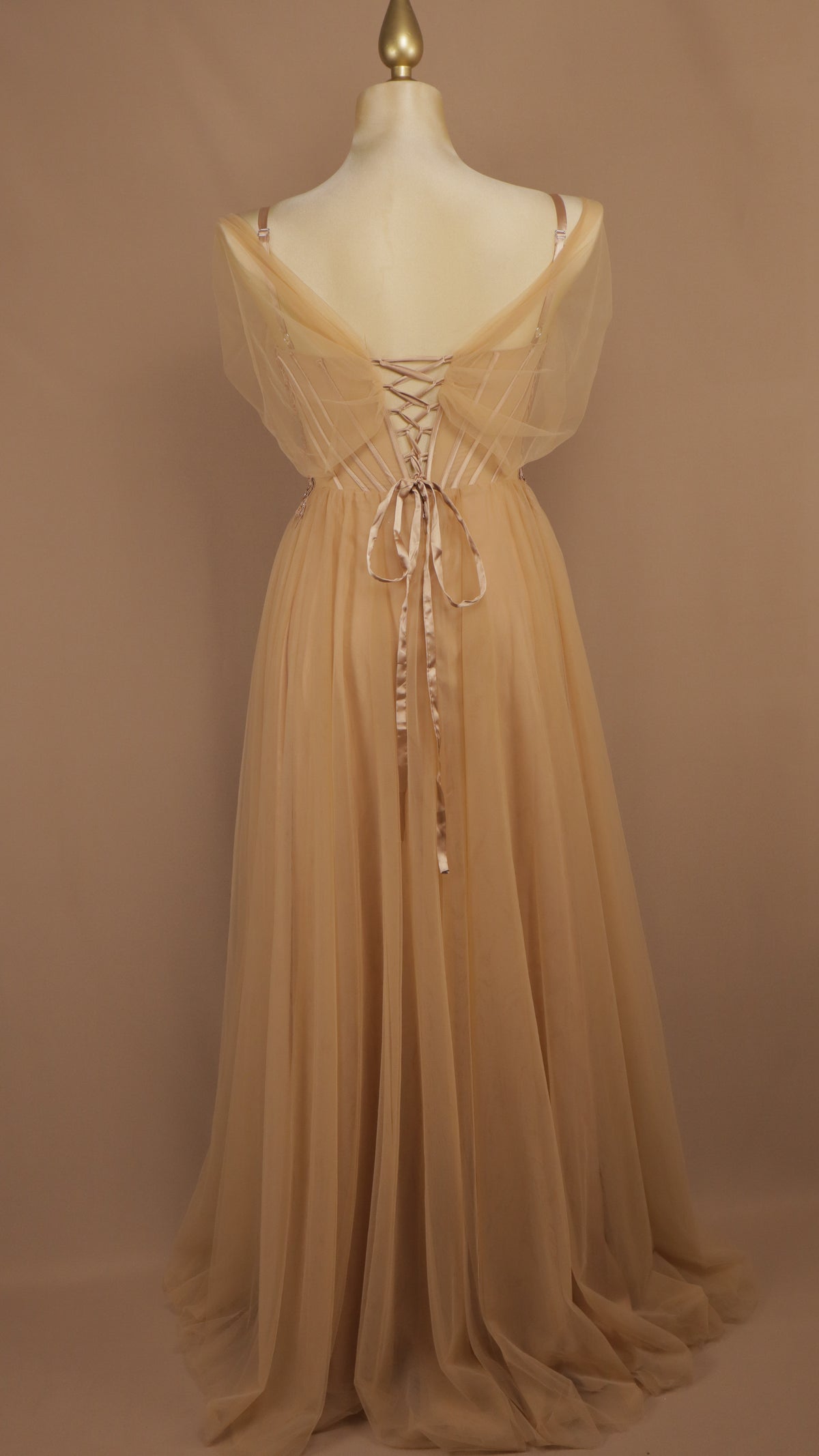 Vestido de gala plus de línea A romántico en tul de corsé bordado y mangas caídas