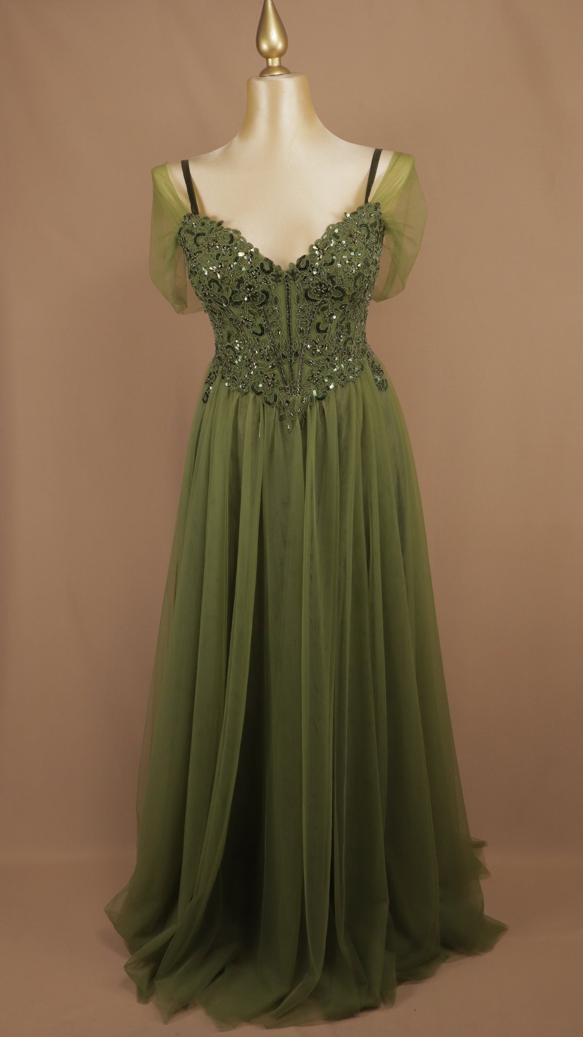 Vestido de gala plus de línea A romántico en tul de corsé bordado y mangas caídas