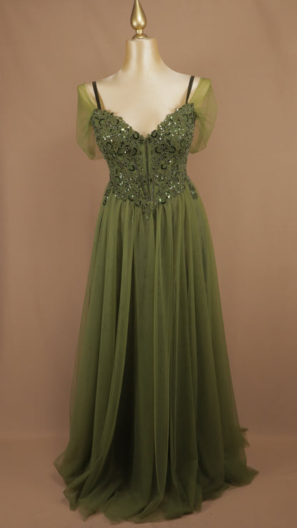 Vestido de gala plus de línea A romántico en tul de corsé bordado y mangas caídas