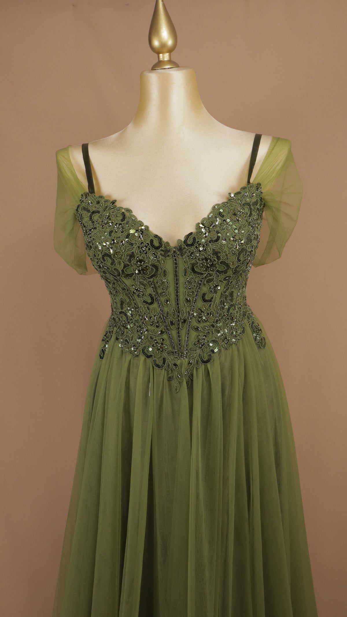 Vestido de gala plus de línea A romántico en tul de corsé bordado y mangas caídas